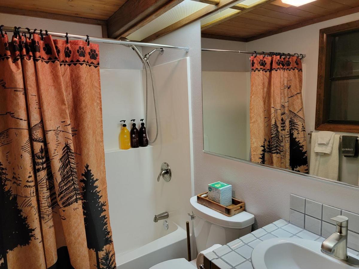 Four Seasons Getaway-Private Hot Spa With Pine Tree Views-Walk To Village And Pineknot Trailhead-Plus King Bed! Hébergement de vacances