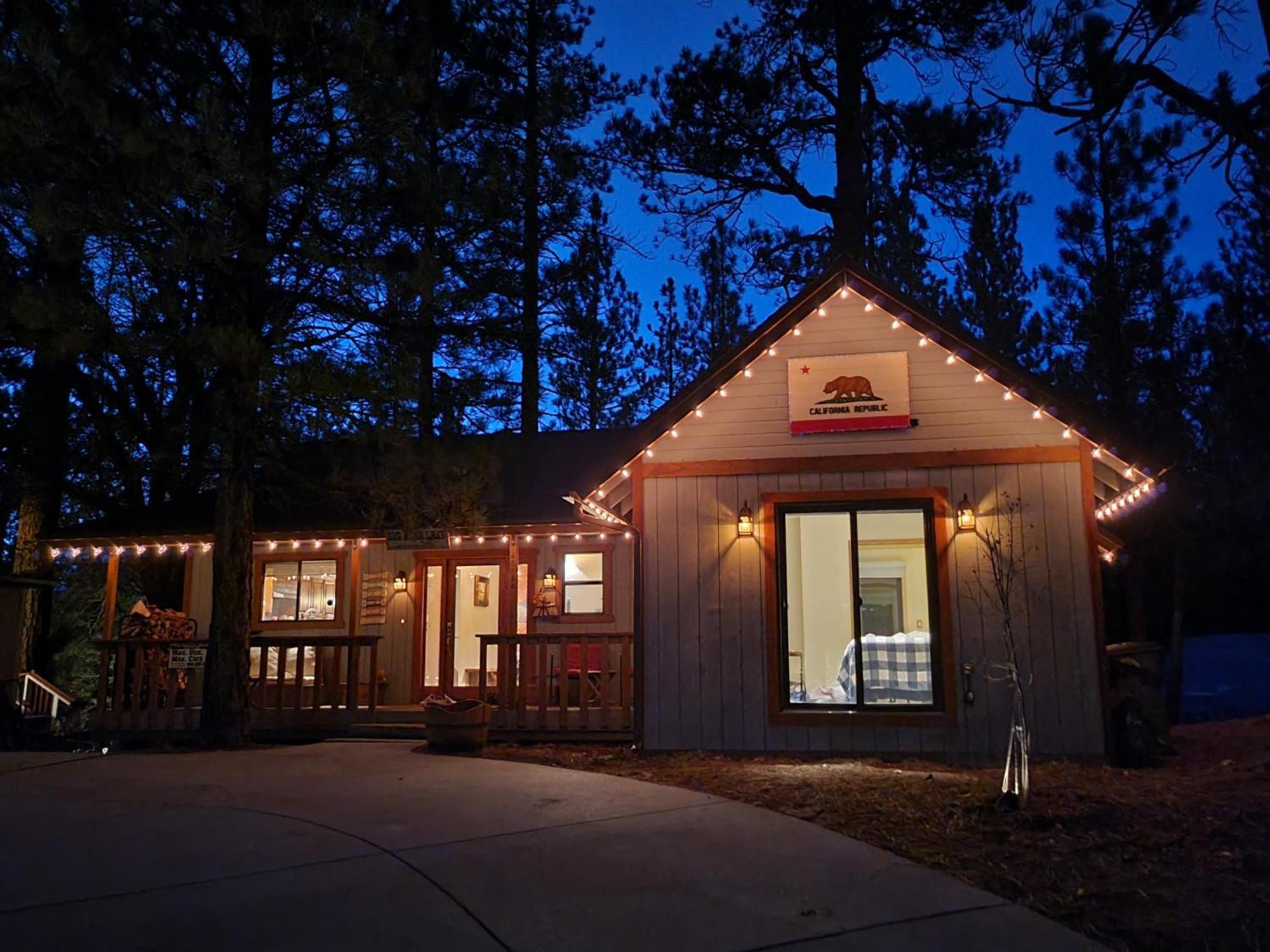Hébergement de vacances Four Seasons Getaway-Private Hot Spa With Pine Tree Views-Walk To Village And Pineknot Trailhead-Plus King Bed!