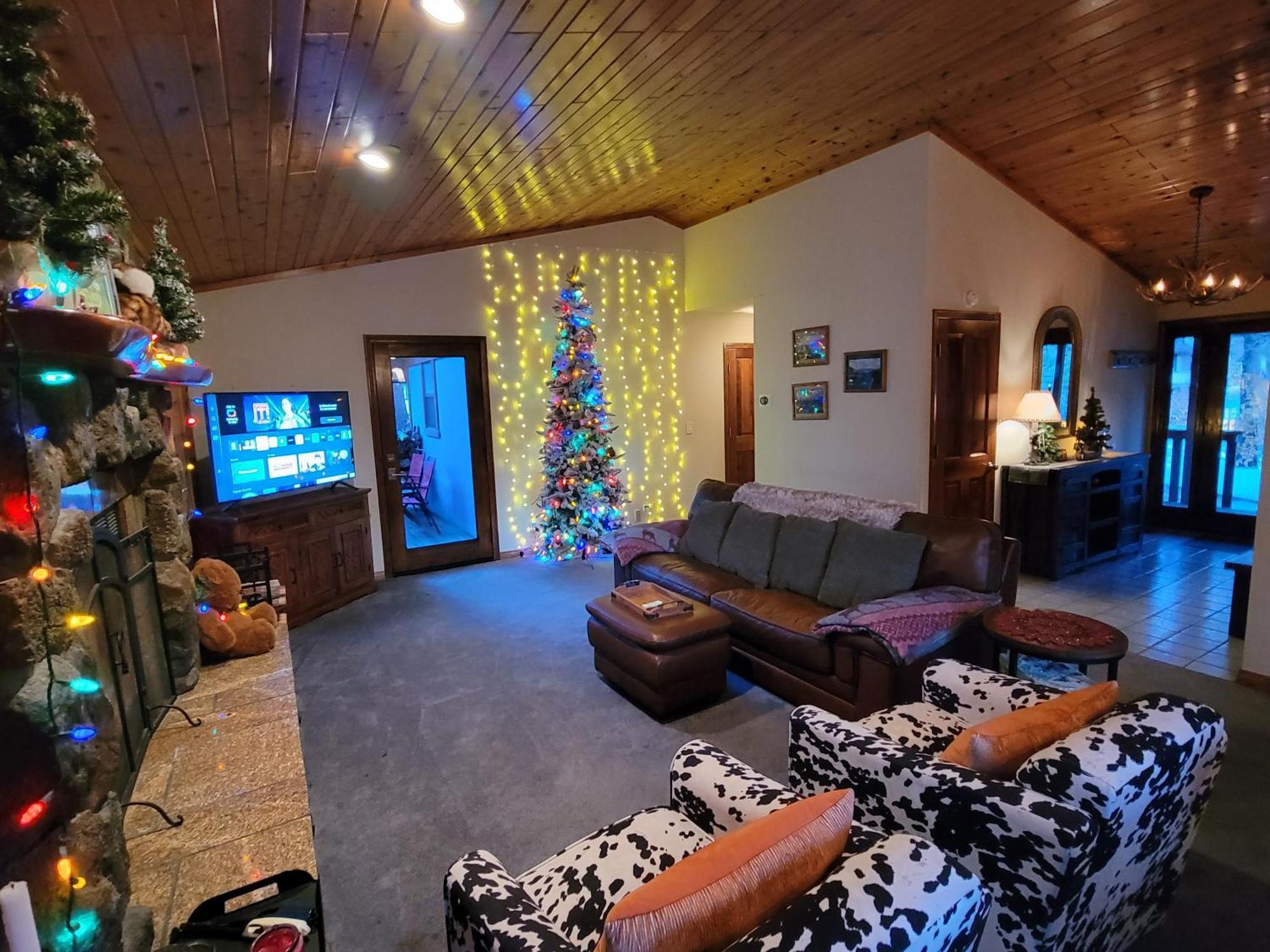 Four Seasons Getaway-Private Hot Spa With Pine Tree Views-Walk To Village And Pineknot Trailhead-Plus King Bed! Hébergement de vacances