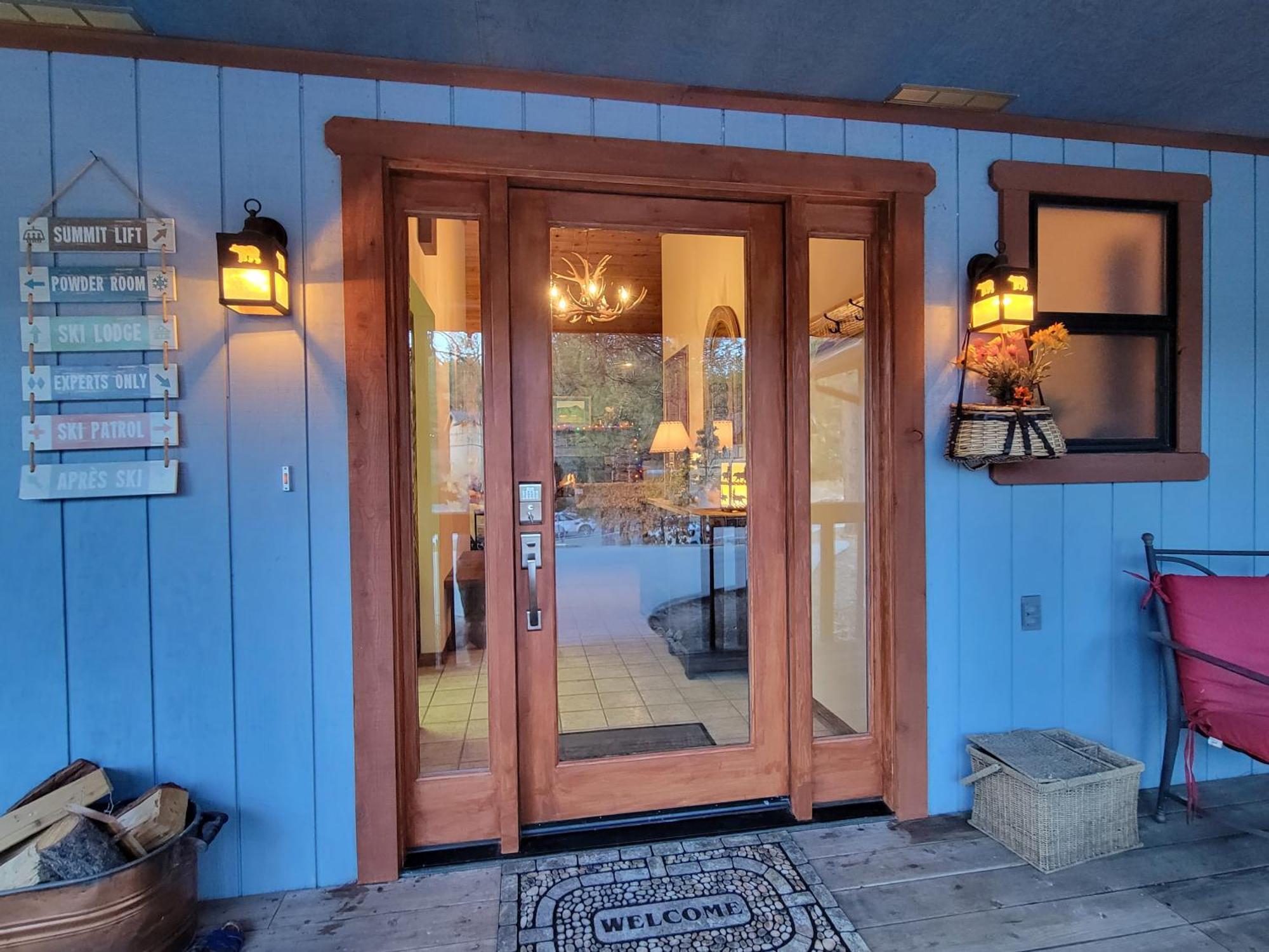 Four Seasons Getaway-Private Hot Spa With Pine Tree Views-Walk To Village And Pineknot Trailhead-Plus King Bed!