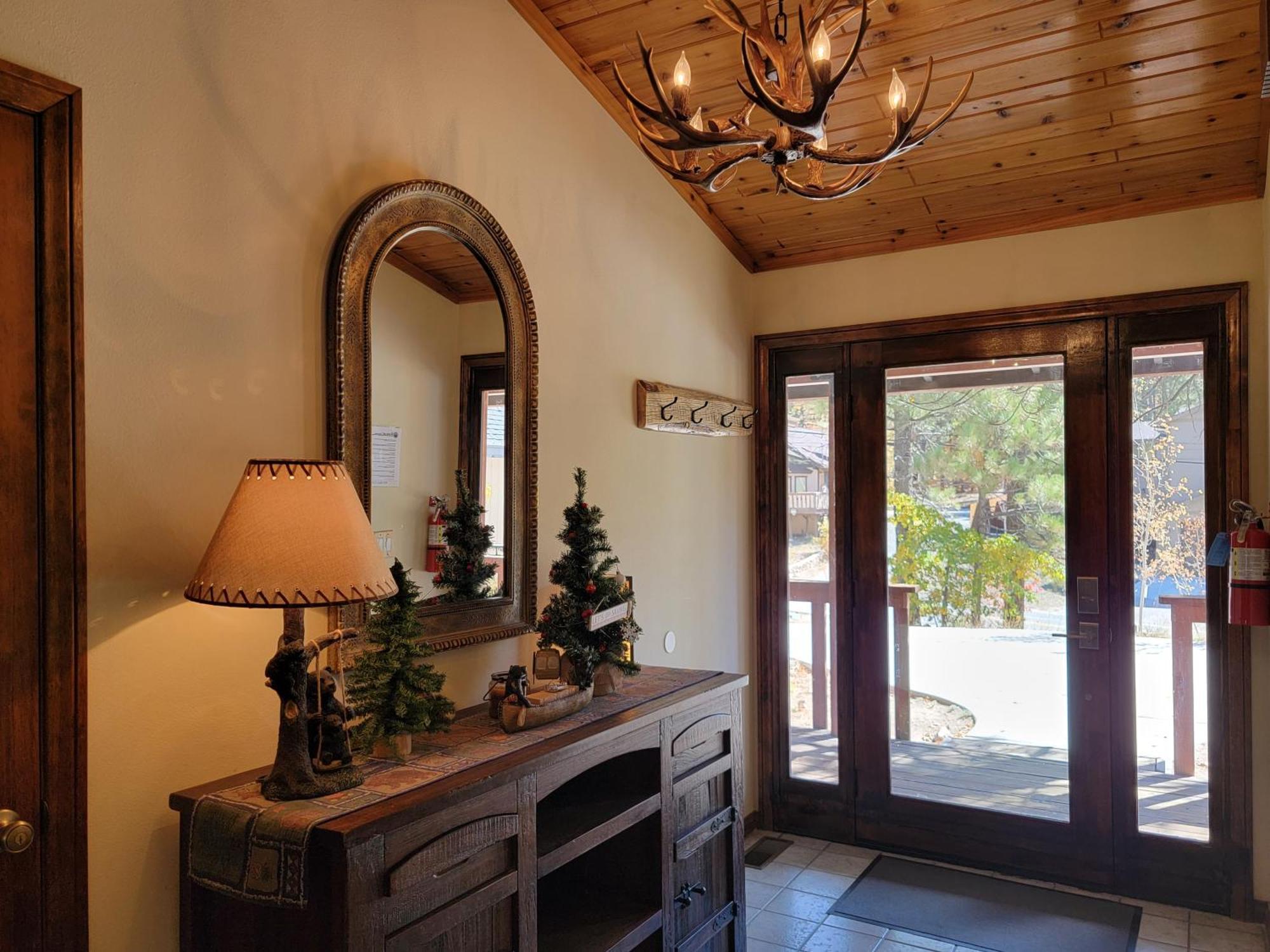 Four Seasons Getaway-Private Hot Spa With Pine Tree Views-Walk To Village And Pineknot Trailhead-Plus King Bed! Hébergement de vacances *
