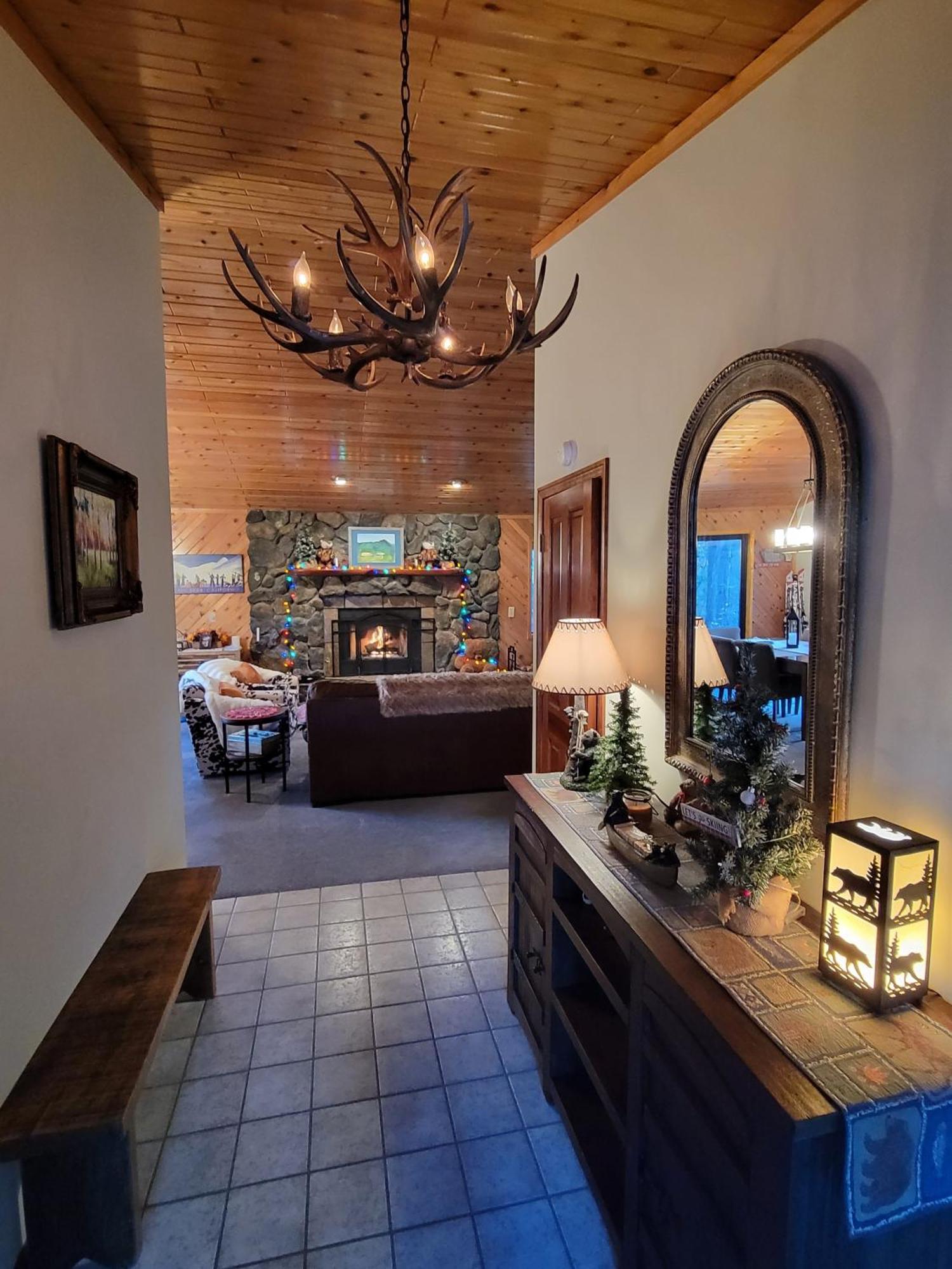 Four Seasons Getaway-Private Hot Spa With Pine Tree Views-Walk To Village And Pineknot Trailhead-Plus King Bed! *