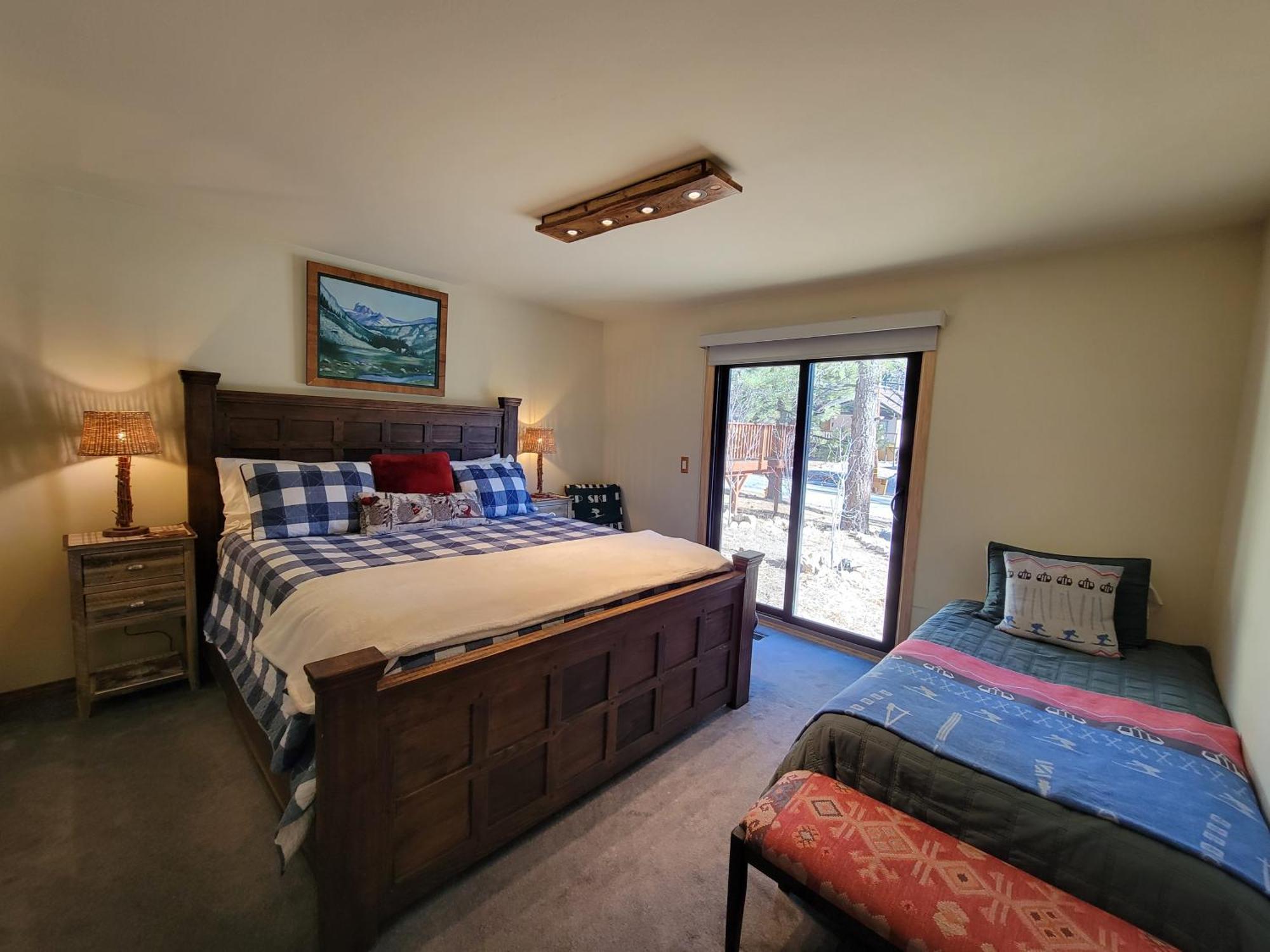 Hébergement de vacances Four Seasons Getaway-Private Hot Spa With Pine Tree Views-Walk To Village And Pineknot Trailhead-Plus King Bed! *