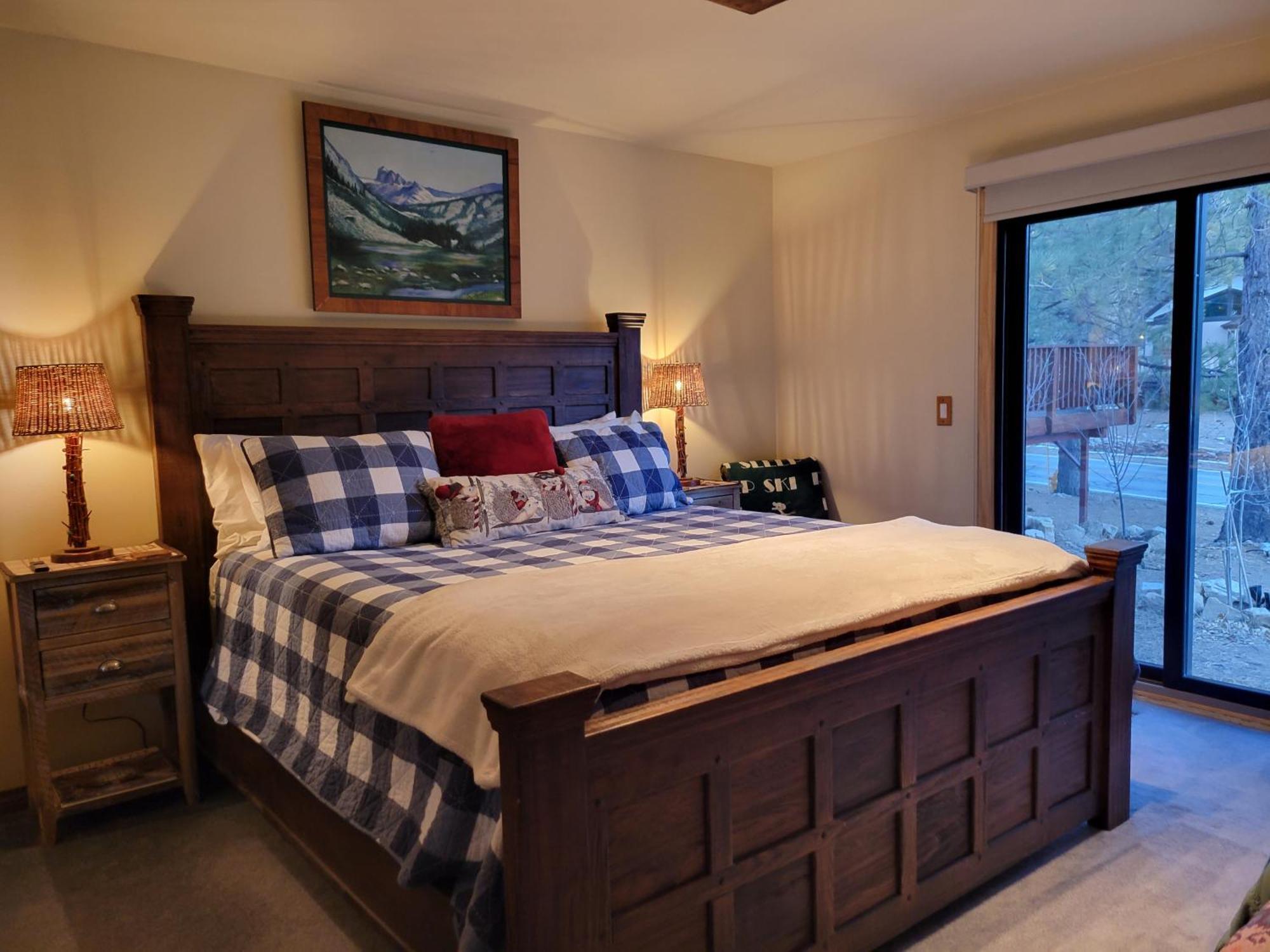Four Seasons Getaway-Private Hot Spa With Pine Tree Views-Walk To Village And Pineknot Trailhead-Plus King Bed! Hébergement de vacances Lac Big Bear